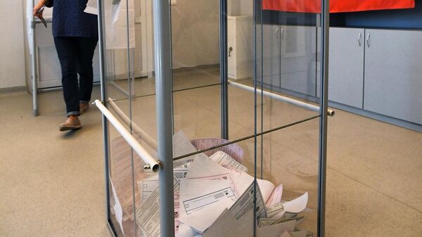 Гласачка кутија на бирачком месту у Владивостоку - Sputnik Србија