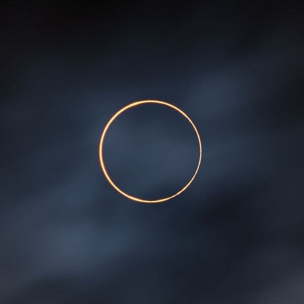 Dana 21. juna 2020. došlo je do prstenastog pomračenja Sunca i fotograf se pobrinuo da ga ne propusti. Odlučio je da ode u Ali na Tibetu da ga snimi, jer je tamo vreme sunčano tokom cele godine. Međutim, tokom prstenastog pomračenja, po celom nebu bili su tamni oblaci.Neizvesnost je bila velika, ali u roku od jednog minuta od prstenastog pomračenja, Sunce je projurilo kroz oblake i fotograf je imao sreće da uhvati taj trenutak. Posle je Sunce ponovo nestalo.Ali, Tibet, Kina, 21. juna 2020. - Sputnik Srbija