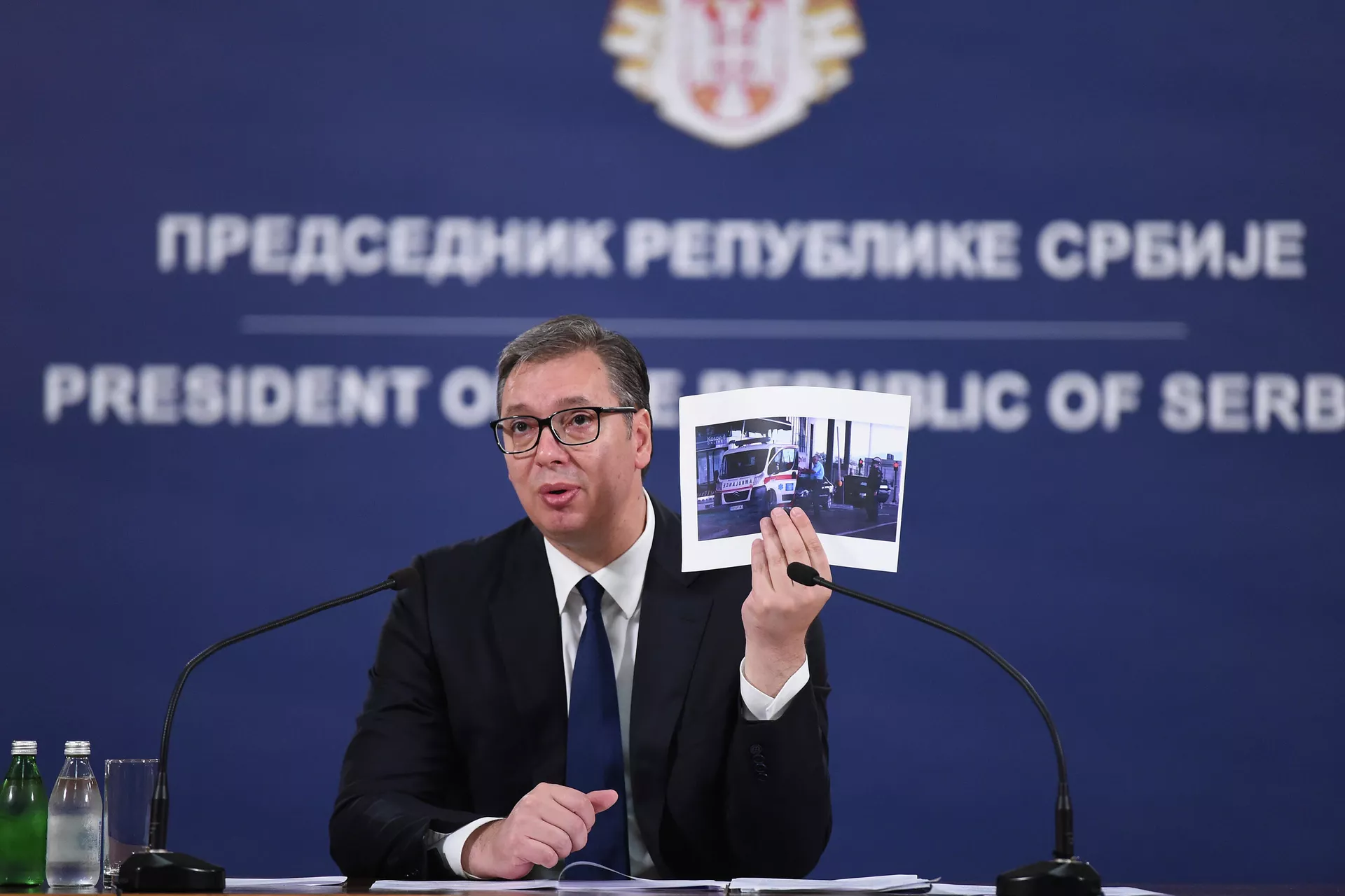 Aleksandar Vučić pokazuje fotografije vozila hitne pomoći iz Vranja kome je kosovska policija skidala tablice Aleksandar Vučić pokazuje fotografije vozila hitne pomoći iz Vranja kome je kosovska policija skidala tablice - Sputnik Srbija, 1920, 20.09.2021