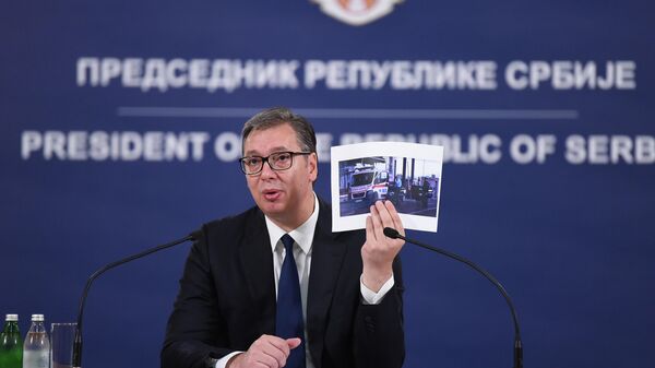 Aleksandar Vučić pokazuje fotografije vozila hitne pomoći iz Vranja kome je kosovska policija skidala tablice - Sputnik Srbija