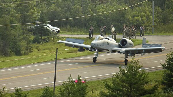 Амерички војни авион А-10 слеће на ауто-пут у Мичигену - Sputnik Србија
