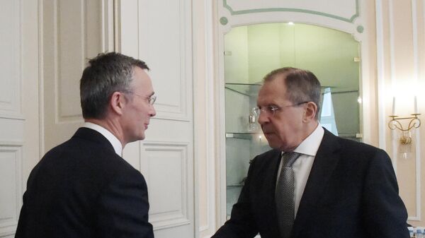 Министар спољних послова Русије Сергеј Лавров са генералним секретаром НАТО-а Јенсом Столтенбергом - Sputnik Србија
