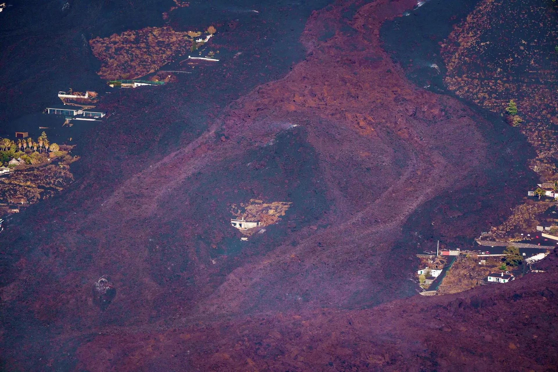 Lava teče oko kuće nakon erupcije vulkana u nacionalnom parku Kumbre Vijeha u El Pasu, na Kanarskom ostrvu - Sputnik Srbija, 1920, 24.09.2021