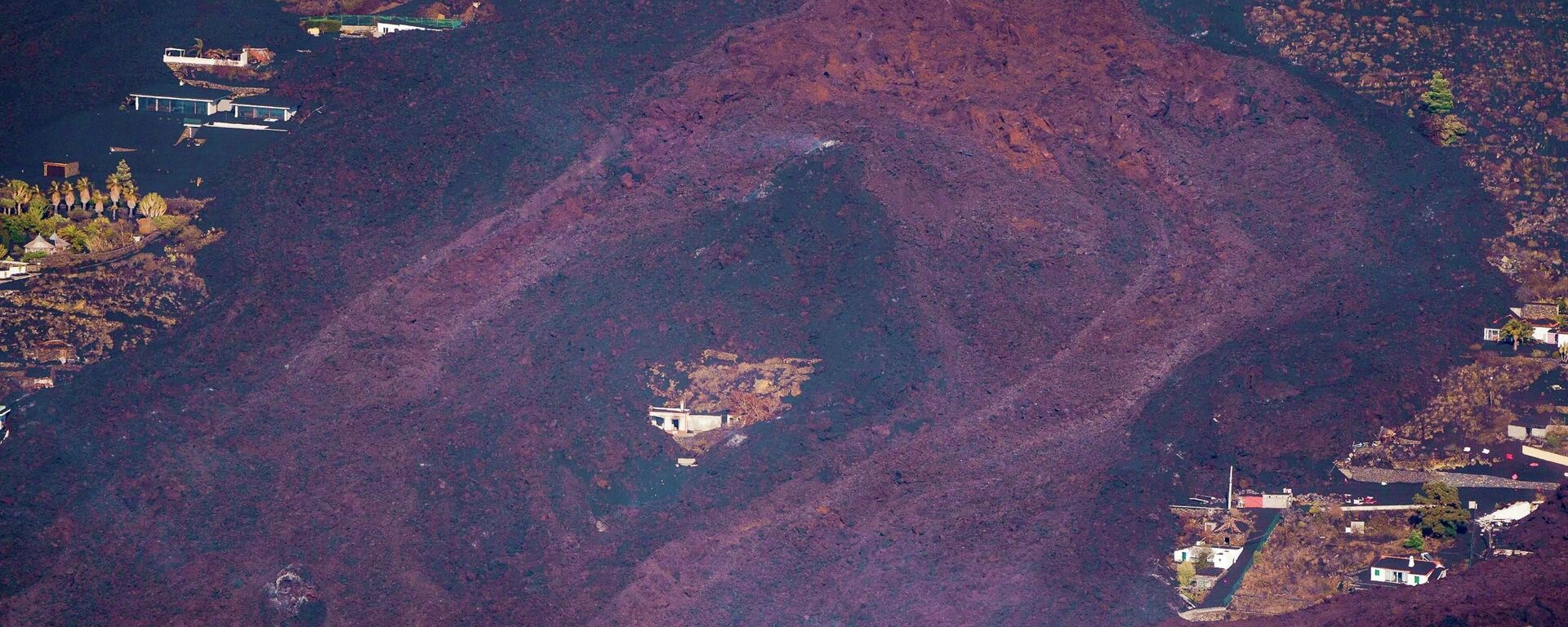 Лава тече око куће након ерупције вулкана у националном парку Кумбре Вијеха у Ел Пасу, на Канарском острву - Sputnik Србија, 1920, 27.09.2021
