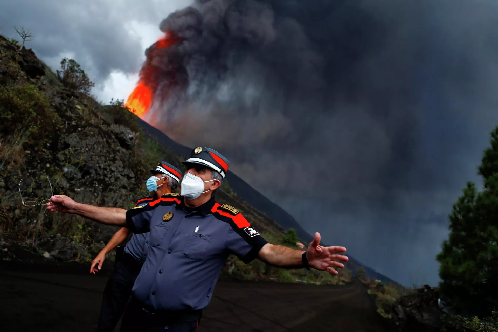 Policajci blokirali put dok se lava diže nakon erupcije vulkana na ostrvu La Palma u Takandeu - Sputnik Srbija, 1920, 24.09.2021