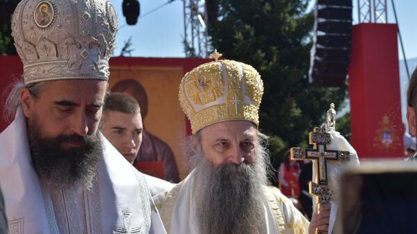 Patrijarh Porfirije i episkop Metodije u Đurđevim stupovima nakon čina ustoličenja - Sputnik Srbija