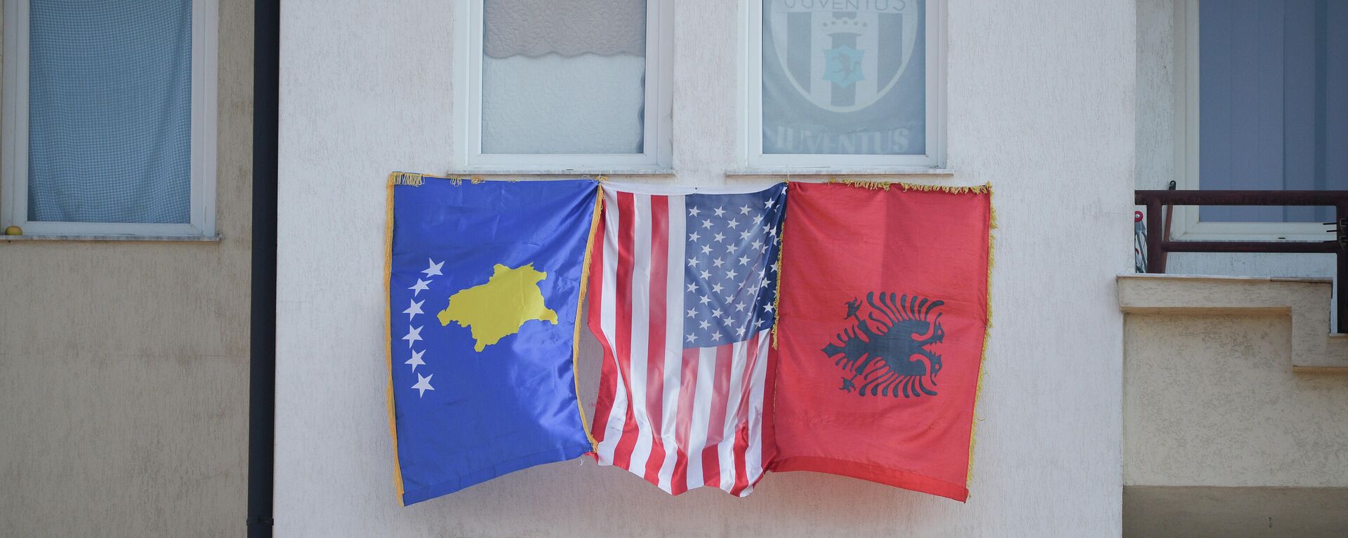 Zastave Albanije, Kosova i SAD - Sputnik Srbija, 1920, 12.05.2022