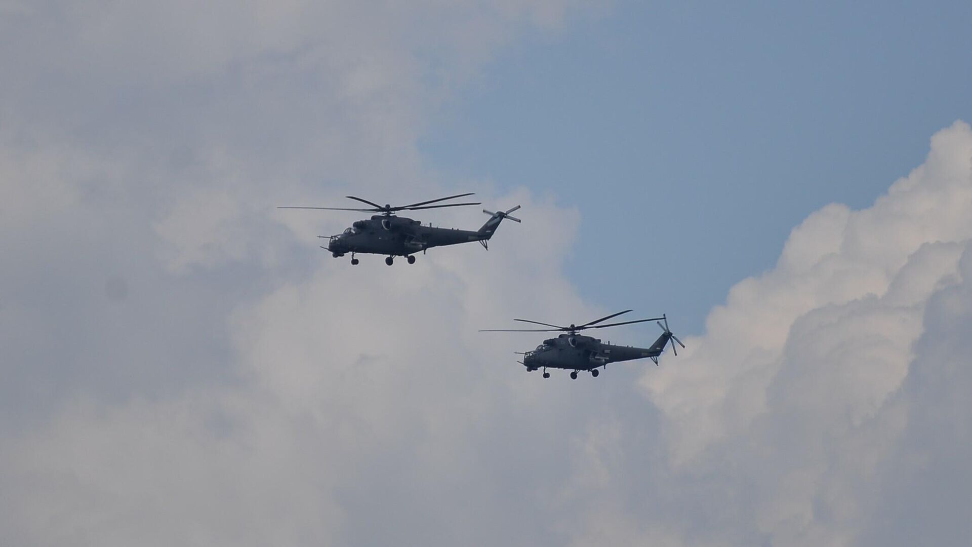 Helikopteri Vojske Srbije Mi-35, poznatiji kao đavolje kočije ili leteće tvrđave - Sputnik Srbija, 1920, 12.12.2021