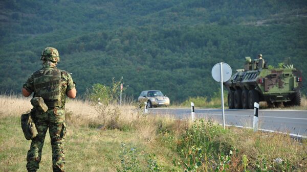 Srpske trupe i oklopna vozila na putu između sela Raška i punkta Jarinje na administrativnoj liniji  - Sputnik Srbija