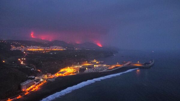 Лава и дым от извержения вулкана, наблюдаемые в порту Тасакорте на канарском острове Ла-Пальма - Sputnik Србија