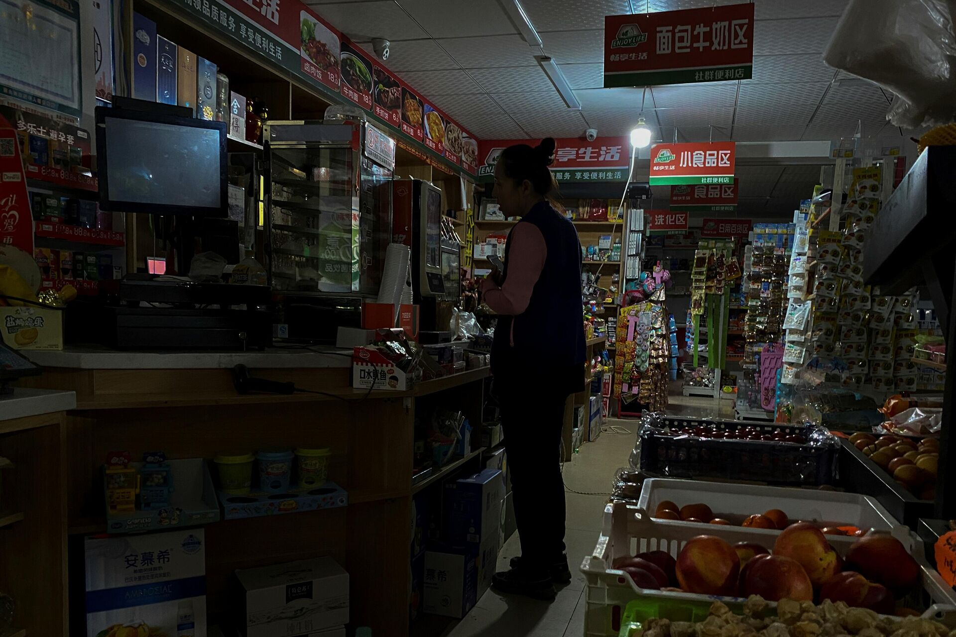Prodavnica u Kini skoro u mraku zbog restrikcija struje - Sputnik Srbija, 1920, 20.08.2022