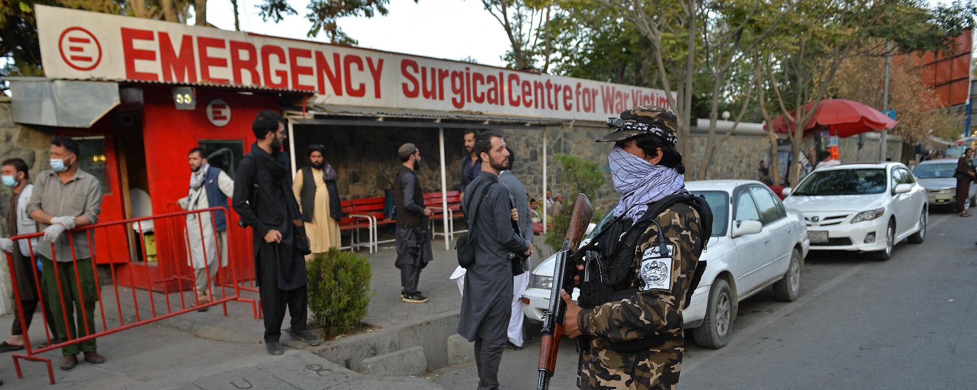 Припадници покрета Талибан и медицинско особље испред улаза у болницу чекају долазак жртава након експлозије у џамији у Кабулу - Sputnik Србија, 1920, 03.10.2021