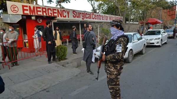 Pripadnici pokreta Taliban i medicinsko osoblje ispred ulaza u bolnicu čekaju dolazak žrtava nakon eksplozije u džamiji u Kabulu - Sputnik Srbija