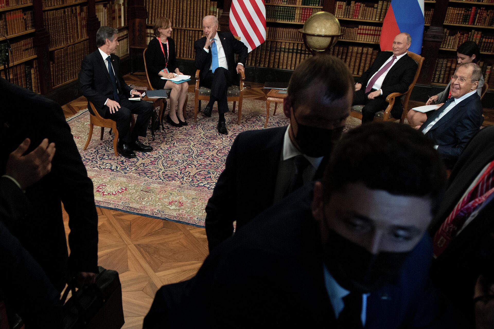 Новинари излазе из сале за преговоре председника Русије и САД Владимира Путина и Џозефа Бајдена у Женеви - Sputnik Србија, 1920, 03.10.2021