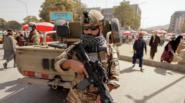 Naoružani pripadnik Talibana na ulici u Kabulu - Sputnik Srbija