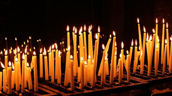 Запаљене свеће у цркви - Sputnik Србија