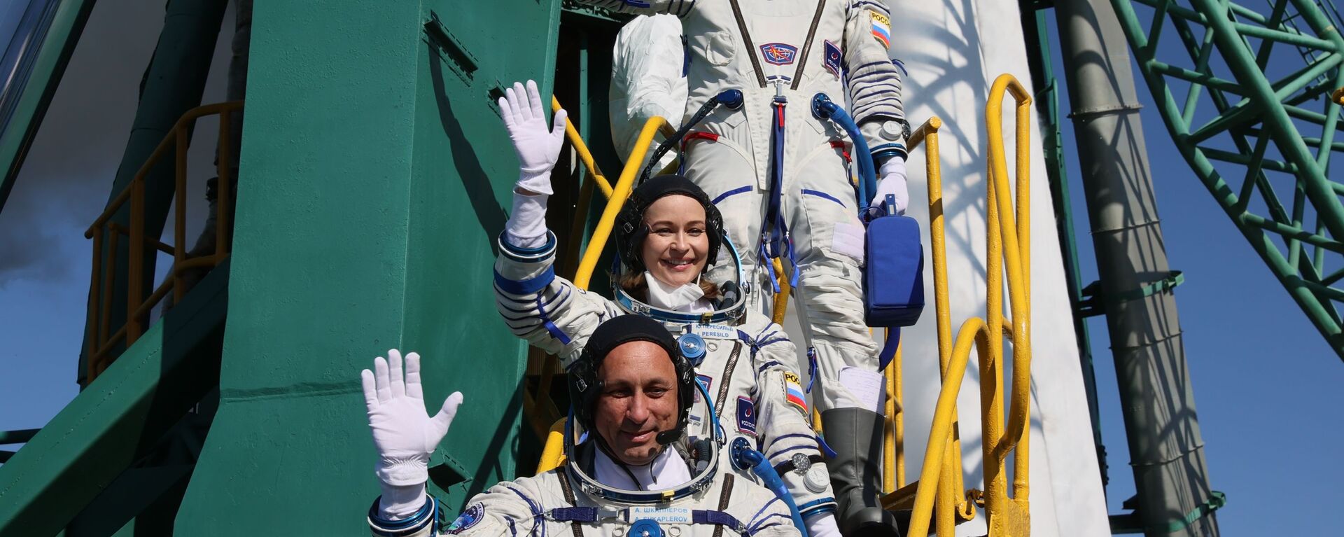 Члены основного экипажа 66-й экспедиции на Международную космическую станцию перед стартом космического корабля Союз МС-19  - Sputnik Србија, 1920, 16.10.2021