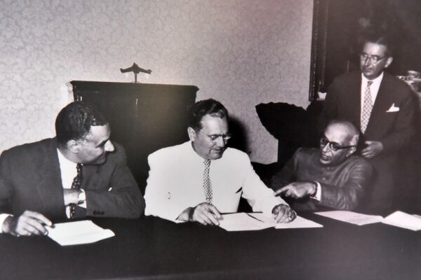 Fotografija Nehrua, Nasera i Tita prilikom potpisivanja Brionske deklaracije, je jedna od izloženih - Sputnik Srbija