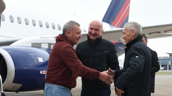 Ministar Nenad Popović i ambasador Rusije Aleksandar Bocan-Harčenko dočekali Jurija Borisova - Sputnik Srbija