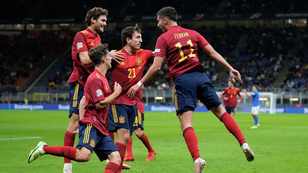Фудбалери Шпаније прослављају гол против Италије у Лиги нација - Sputnik Србија