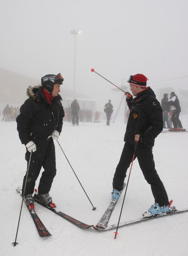 Dmitrij Medvedev i Vladimir Putin skijaju na skijalištu Krasnaja poljana.3. januar 2010. - Sputnik Srbija