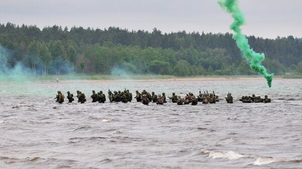 Амерички маринци и естонски извиђачи искрцавају се на обалу Балтичког мора током војних вежби Baltops 2010 - Sputnik Србија