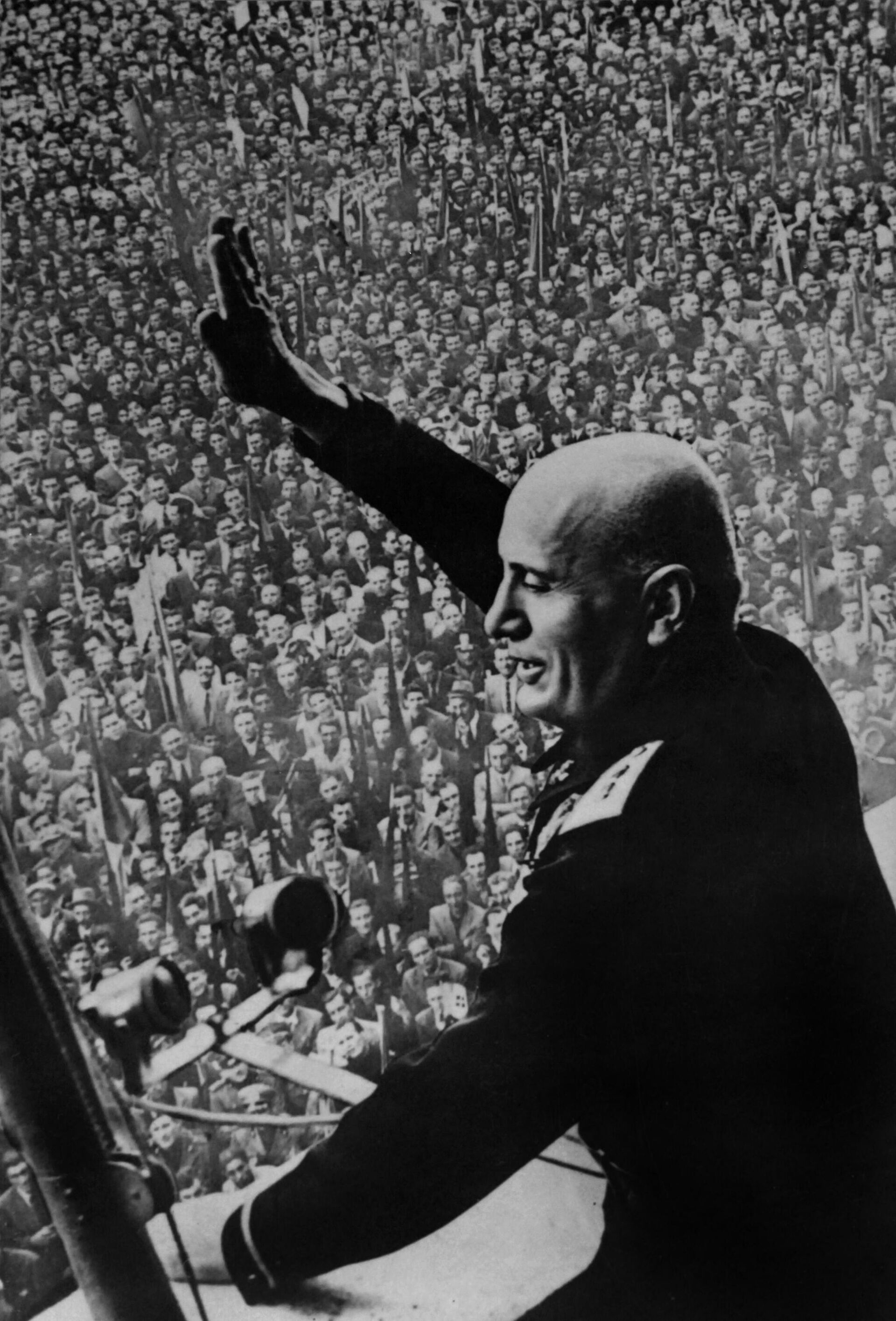 Benito Musolini pozdravlja masu sa balkona svoje kancelarije - Sputnik Srbija, 1920, 08.10.2021