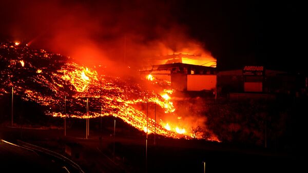 Lava zahvatila zgrade u blizini vulkana - Sputnik Srbija