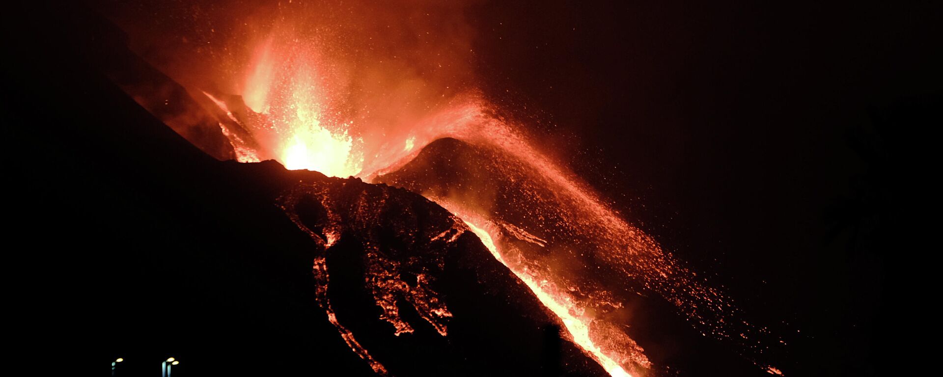 Ерупција вулкана на острву Ла Палма у Шпанији - Sputnik Србија, 1920, 10.10.2021