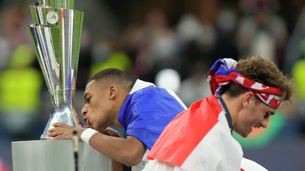 Kilijan Mbape ljubi trofej Lige nacija koje je osvojio sa Francuskom - Sputnik Srbija