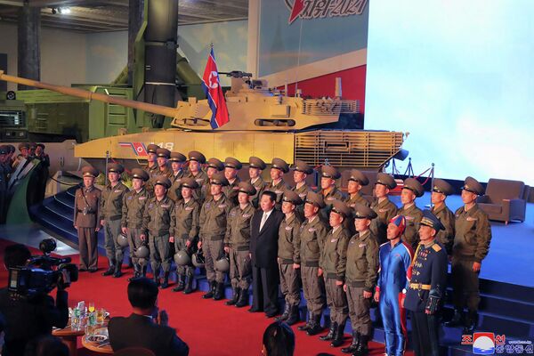 Kim Džong Un na sajmu naoružanja u Pjongjangu - Sputnik Srbija