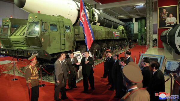 Ким Џонг Ун на сајму наоружања у Пјонгјангу - Sputnik Србија