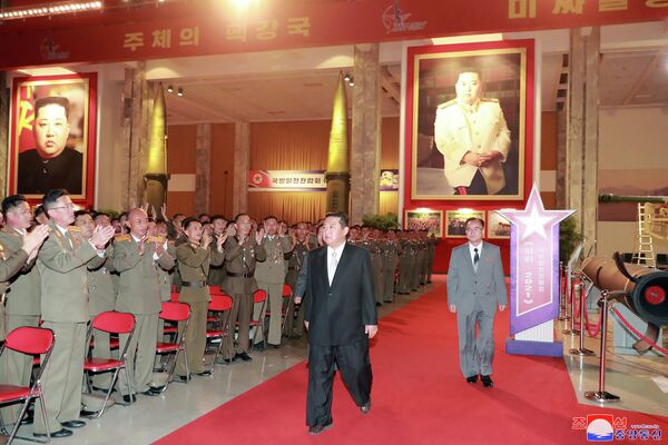 Ким Џонг Ун на сајму наоружања у Пјонгјангу - Sputnik Србија