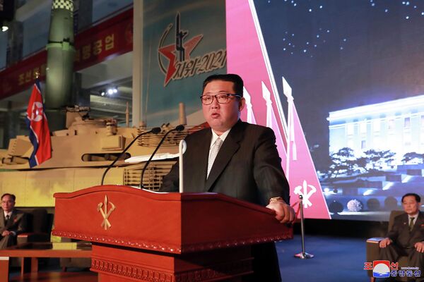 Kim Džong Un na sajmu naoružanja u Pjongjangu - Sputnik Srbija