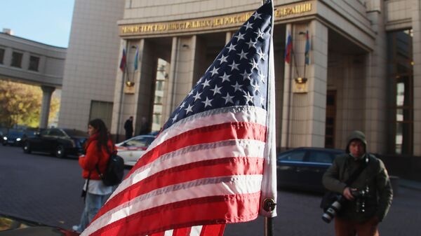Američka zastava na automobilu ispred MIP Rusije - Sputnik Srbija