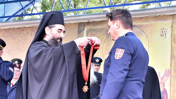 Vladika niški Arsenije uručuje orden Svetog Save komandantu 63.padobranske brigadnom generalu Nenadu Zoniću - Sputnik Srbija