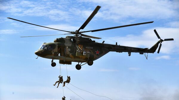 Iskrcavanje vojnika iz helikoptera Mi-8 - Sputnik Srbija