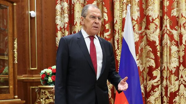 Lavrov objasnio zašto Zapad pokušava da vrši pritisak na Rusiju - Sputnik Srbija