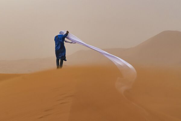 Водич у пустињи Сахара у борби против пешчане олује. - Sputnik Србија