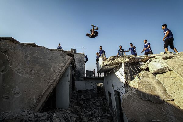 Fotografija „Parkur na ruševinama“ sirijskog fotografa Munebe Tajma pobedila je u pojedinačnoj kategoriji „Sport“. - Sputnik Srbija