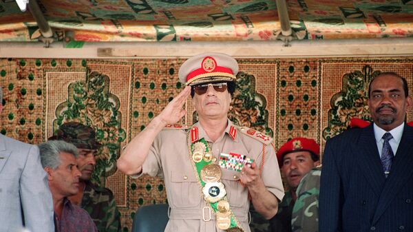 Lider Livii Muammar Kaddafi na voennom parade v čestь 25-letiя ego prihoda k vlasti v Tripoli, 1994 god - Sputnik Srbija