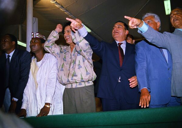 Гадафи и египатски председник Хосни Мубарак славе отварање Велике вештачке реке 28. августа 1991. године, у Бенгазију, у Либији. Гадафи је остварио сан покретањем огромног цевовода за наводњавање за узгој усева у пустињи. - Sputnik Србија