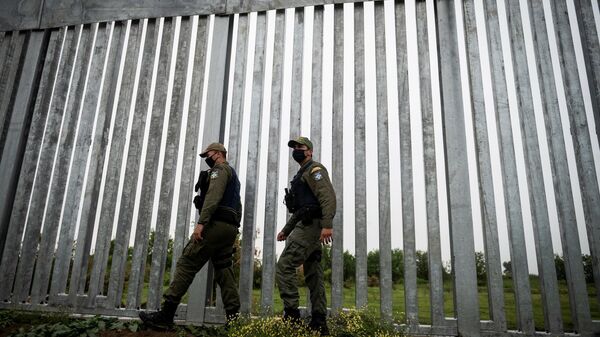 Pripadnici grčke granične policije patroliraju duž čelične ograde na granici sa Turskom - Sputnik Srbija