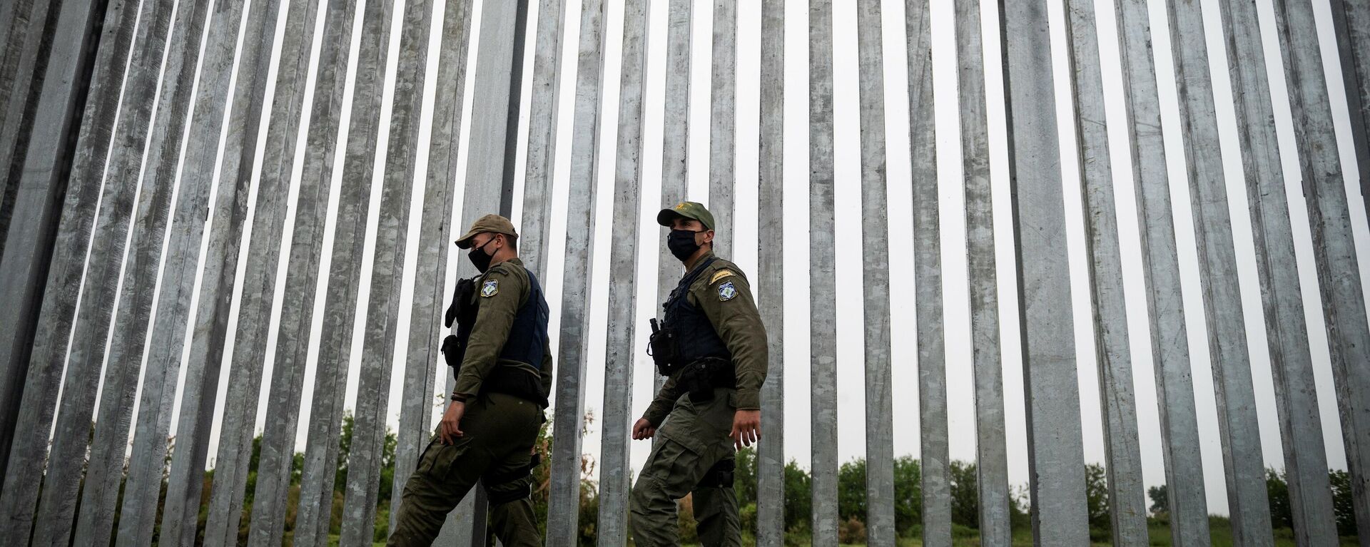 Припадници грчке граничне полиције патролирају дуж челичне ограде на граници са Турском - Sputnik Србија, 1920, 21.01.2023