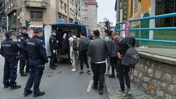 Београдска полиција спроводи илегални мигранте у прихватни центар - Sputnik Србија