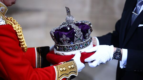 Kruna britanske kraljice Elizabete Druge prenosi se na svečano otvaranje parlamenta u Londonu - Sputnik Srbija