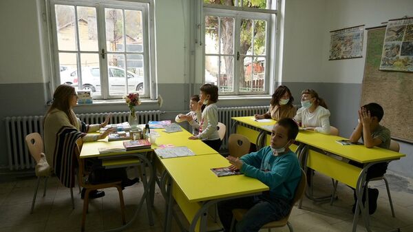Đaci sa učiteljicom u obnovljenoj školi u selu Rsovci na Staroj planini - Sputnik Srbija