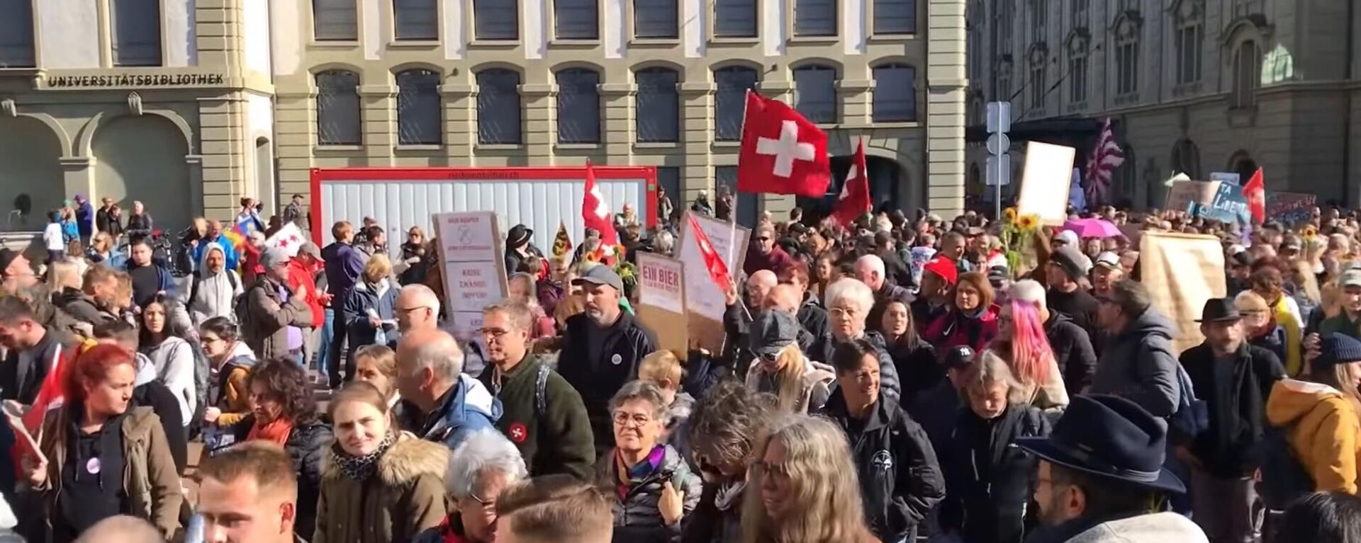 Protest u Bernu u Švajcarskoj protiv kovid propusnica - Sputnik Srbija, 1920, 24.10.2021