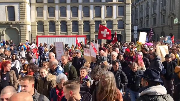 Протест у Берну у Швајцарској против ковид пропусница - Sputnik Србија
