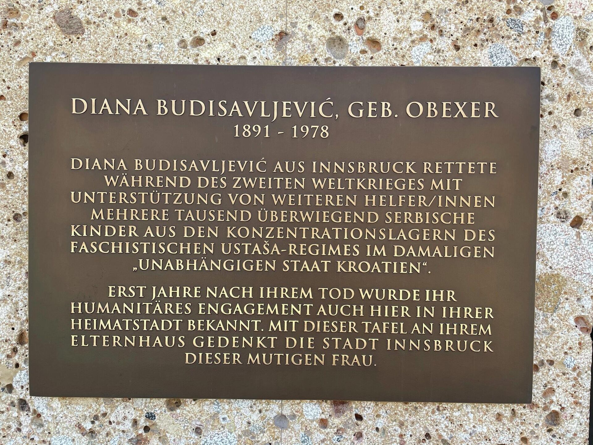 Spomen ploča u čast Diane Budisavljević postavljena je na njenoj rodnoj kući u Inzbruku u aprilu ove godine - Sputnik Srbija, 1920, 27.10.2021